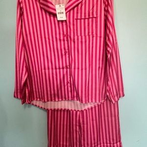 Stay in long sleeve sleep set.